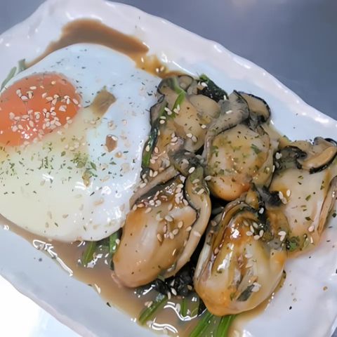 牡蠣ホーレン草とバター炒め 半熟目玉焼き