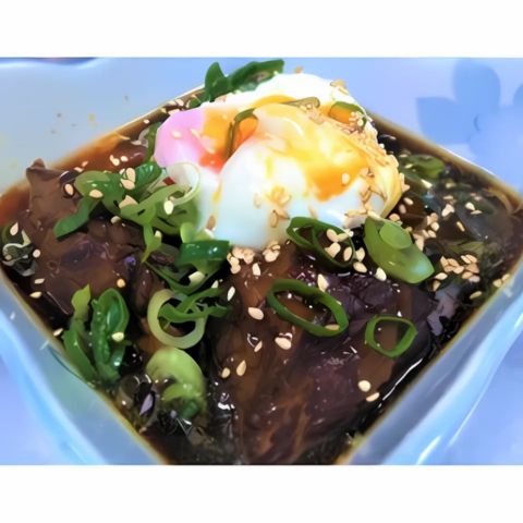 日間かけて煮込む、柔らかい角煮と半熟玉子